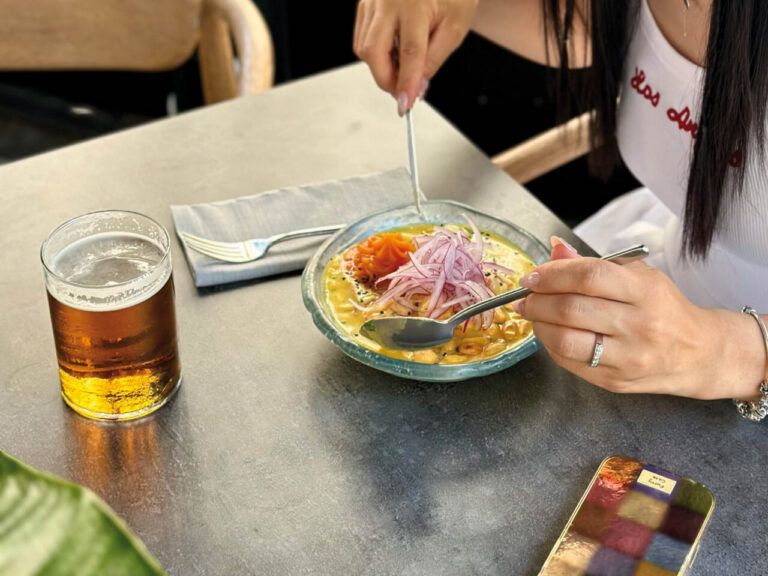 Plato de ceviche con cebolla morada y bebida en terraza de Cevitxef en Bilbao