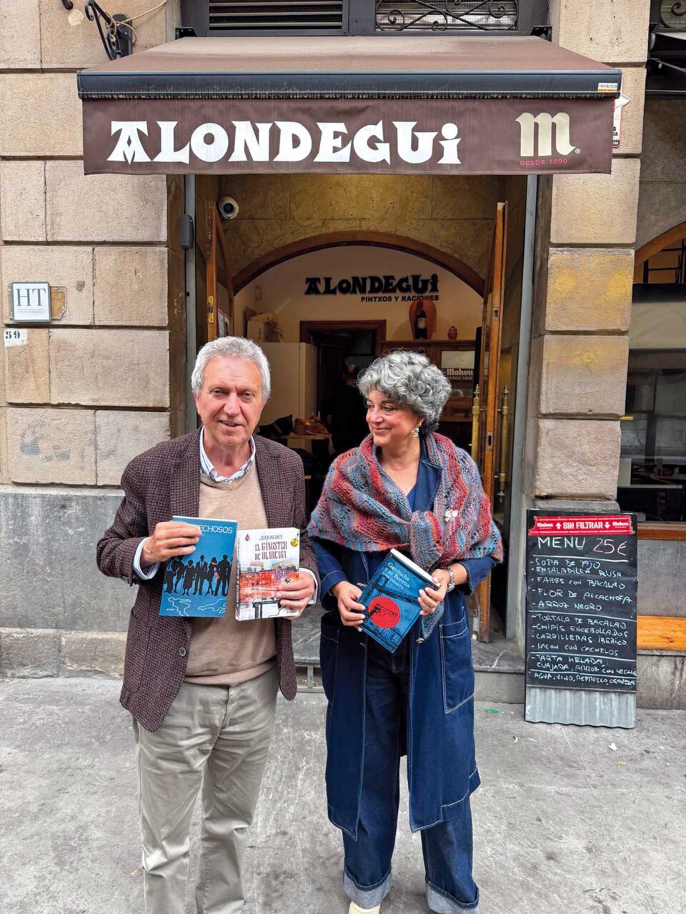 Juan Infante y Taicha Peñín en el Alhondegui, sosteniendo libros.
