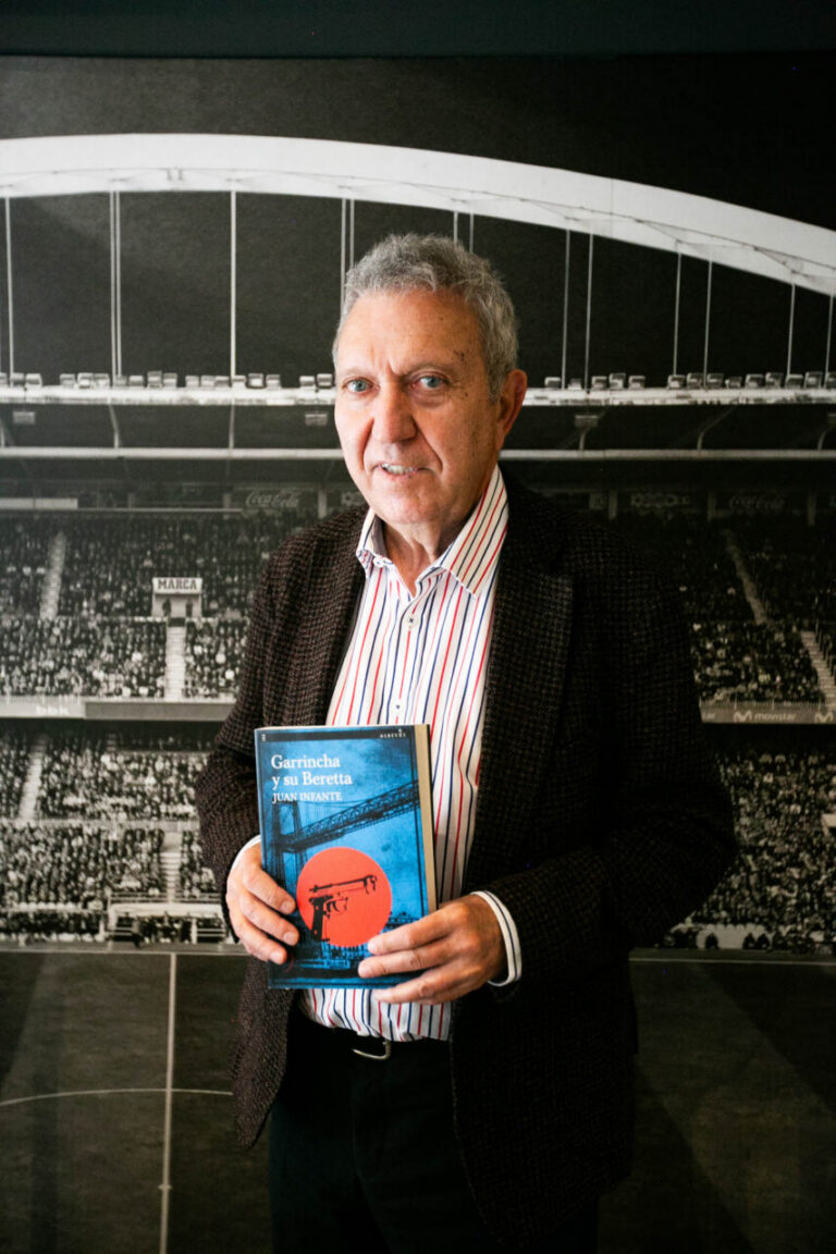 Juan Infante sosteniendo su libro Garrincha y su Beretta en Bilbao