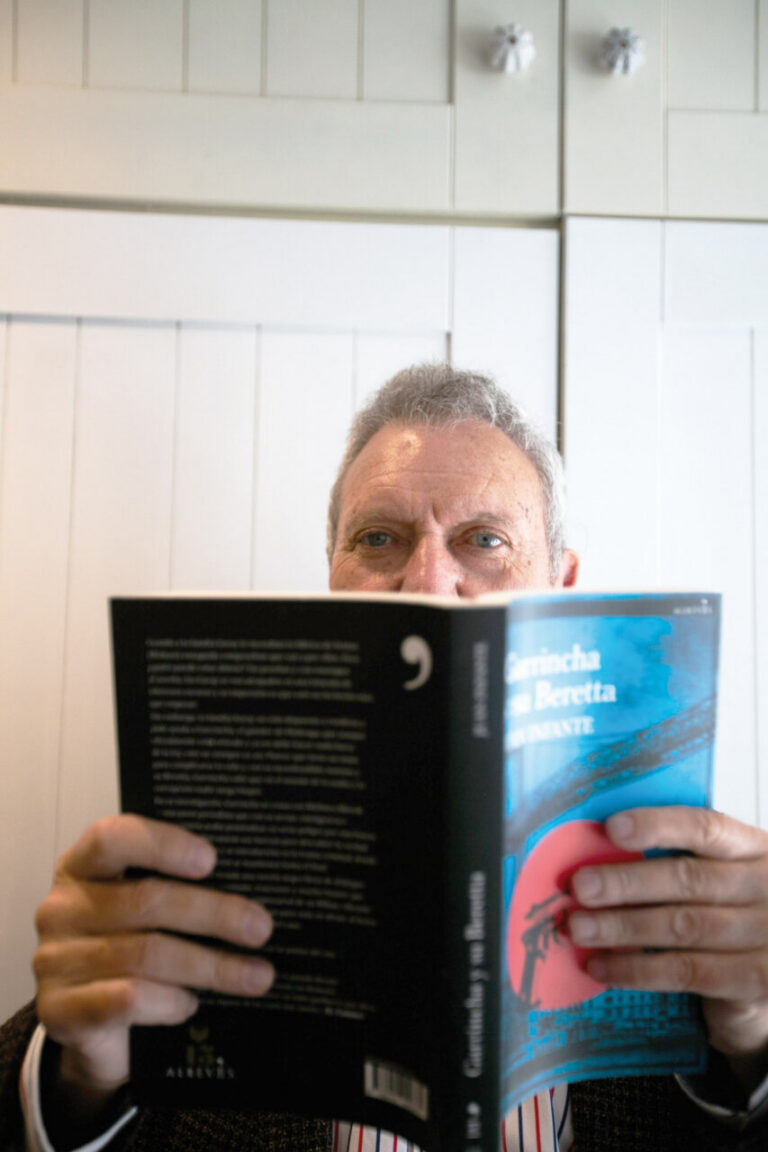 Hombre leyendo el libro Garrincha y su Beretta de Juan Infante