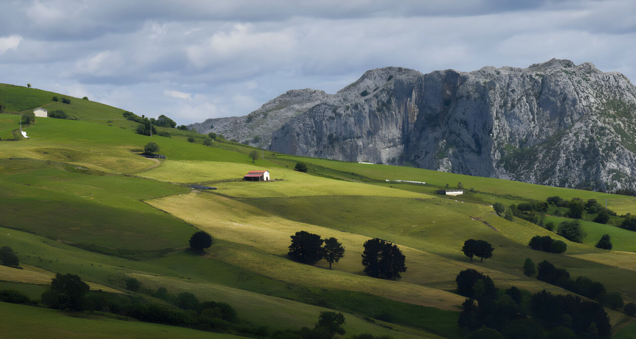 El paisaje kárstico del interior de Bizkaia es una de las grandes joyas naturales del territorio, moldeada durante millones de años por el agua y la piedra.