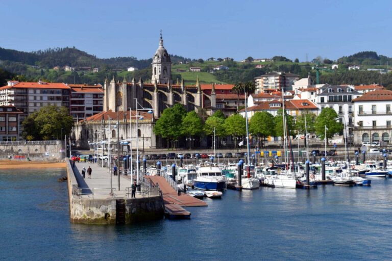 El casco viejo de Lekeitio, junto con el puerto pesquero y los espigones que lo rodean, ofrece una imagen idílica. @Jon Benito