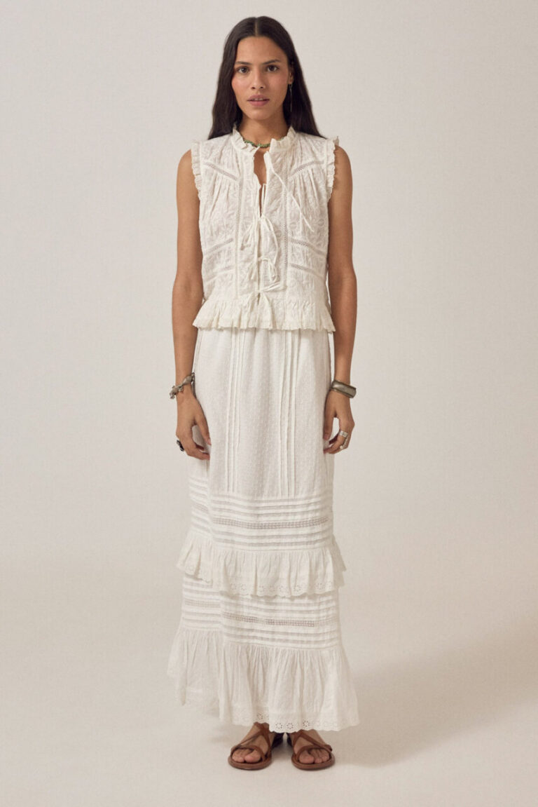 Modelo luciendo un vestido blanco boho con detalles de encaje. © MAISON HOTEL