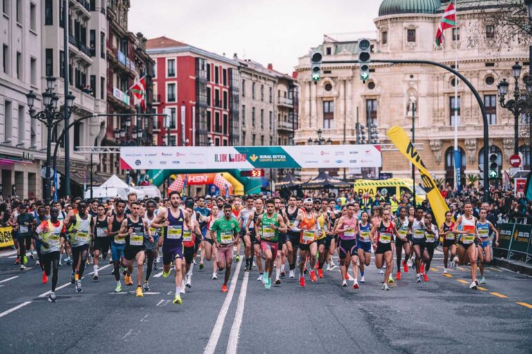 Espectacular salida de la 10K Bilbao Rural Kutxa en el Arenal este año. © Fotorunners. Félix Sánchez