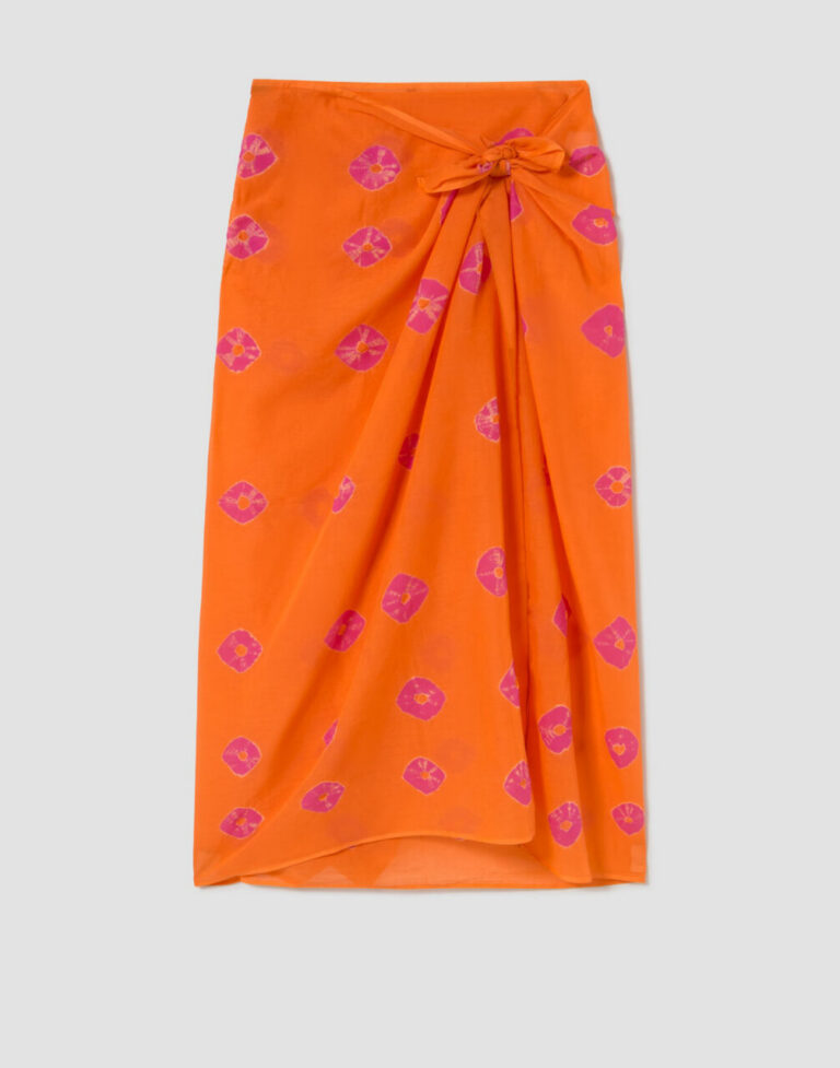 Pareo naranja con estampado floral en un fondo claro © NATURA