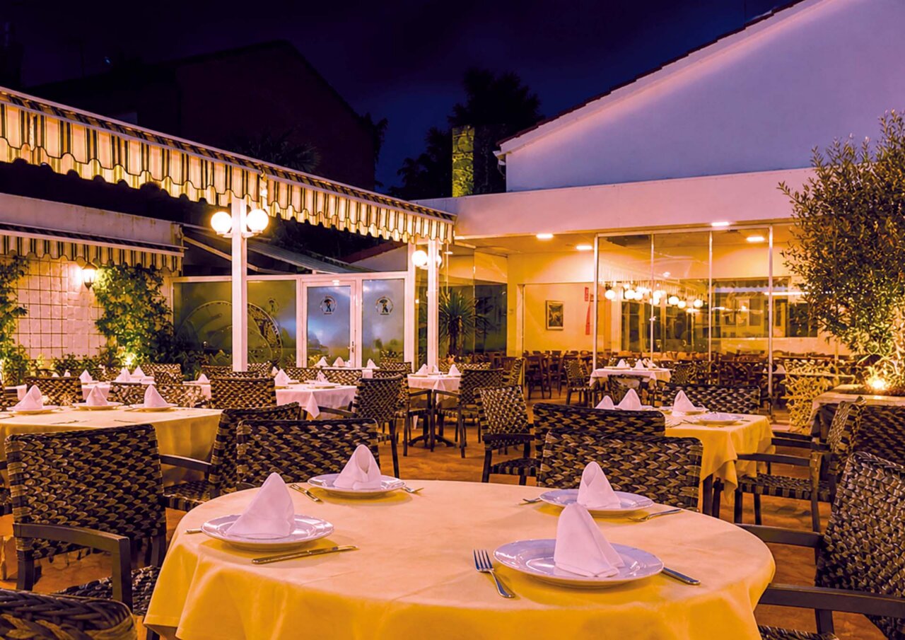 Terraza del Restaurante Madrid con mesas y sillas elegantes