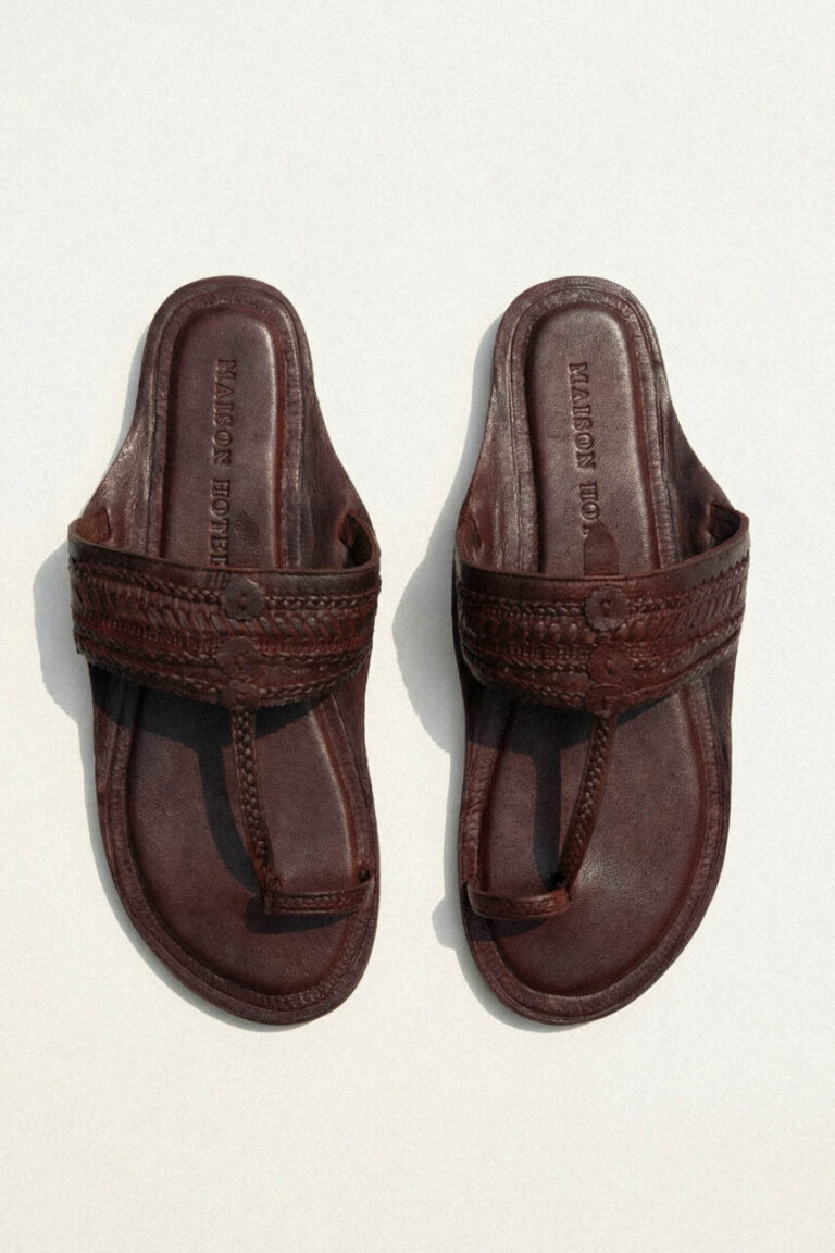 Sandalias de cuero marrón de Maison Hotel sobre fondo claro © MAISON HOTEL