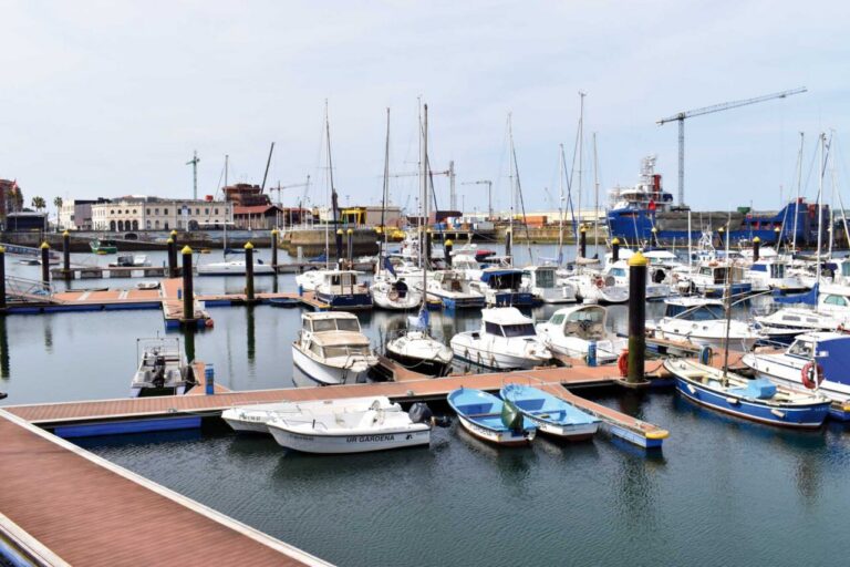 La Virgen del Carmen, patrona de Santurtzi, está situada en un muelle del propio puerto. @Jon Benito