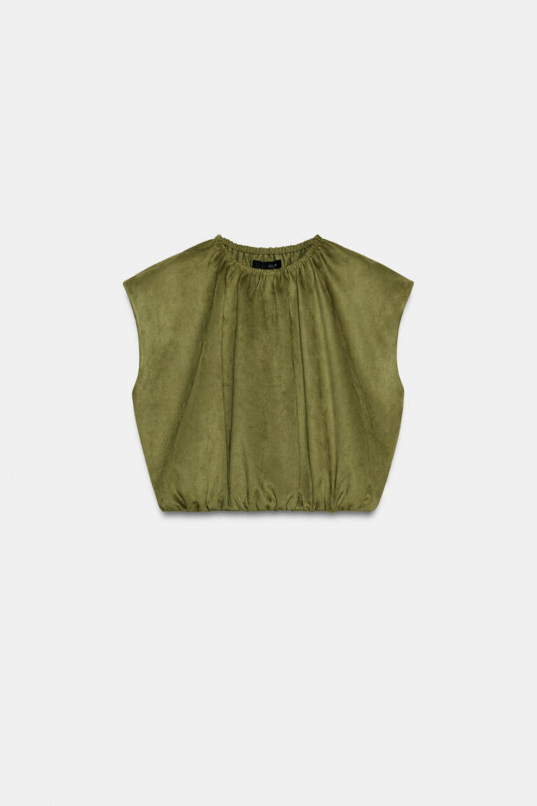 Blusa verde de Zara con diseño elegante y moderno. © ZARA
