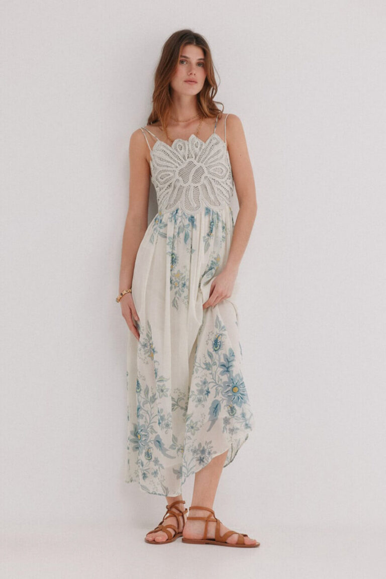 Modelo luciendo un vestido boho de Hoss Intropia con detalles florales. © HOSS INTROPIA