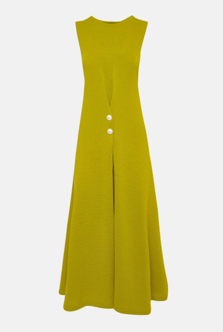 Vestido amarillo con botones en el frente y corte elegante. © LAIA ALEN