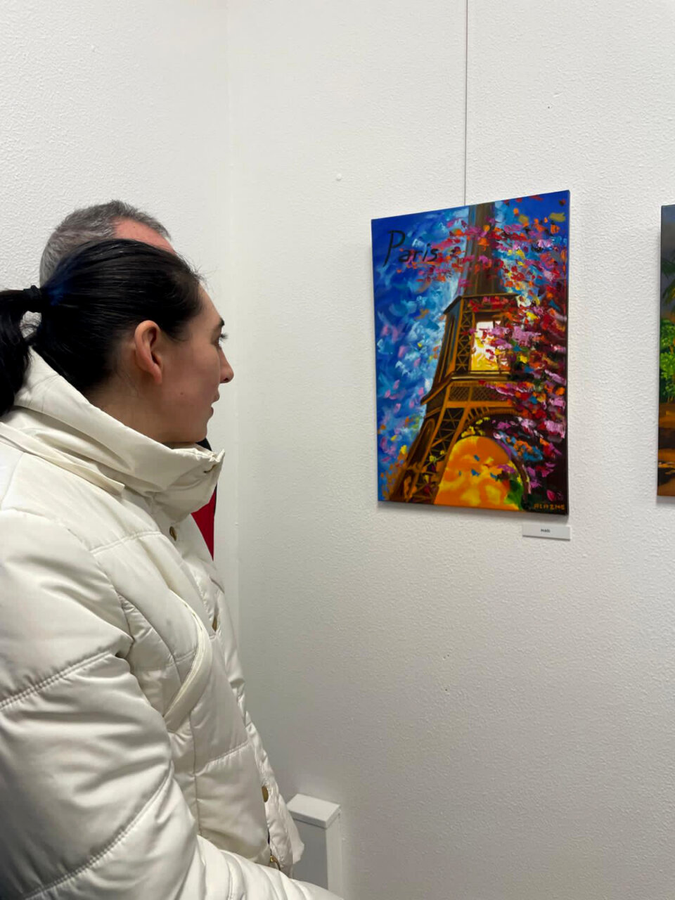 Alazne Mantxa observando su obra en la exposición Natura da ederra.